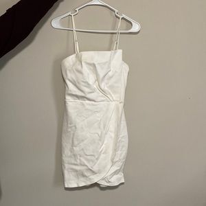 Lulu’s white dress